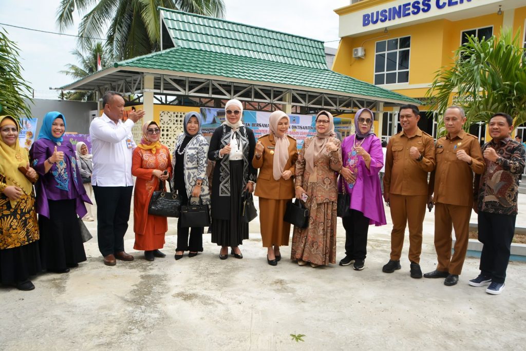 Foto bersama ibu wagub
